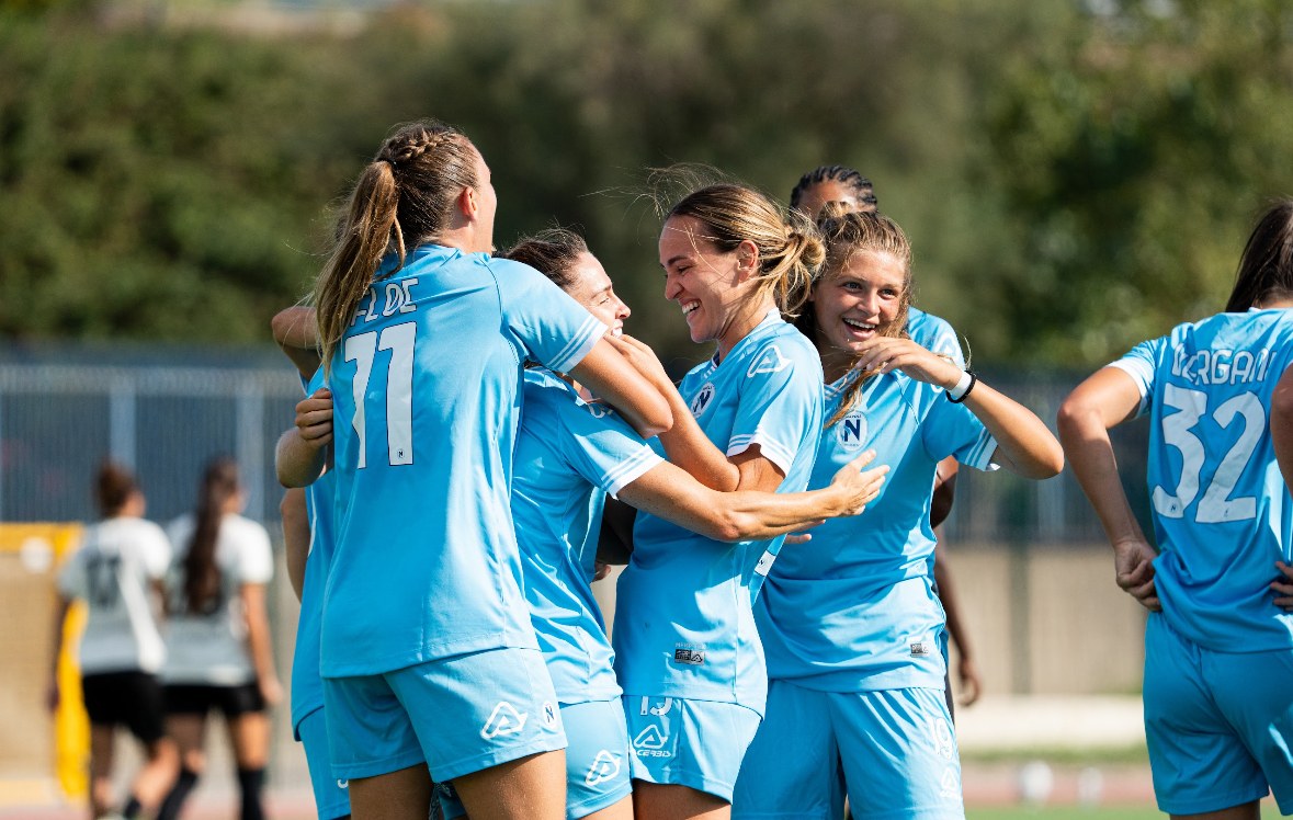 Hanna Barker celebrating with teammates